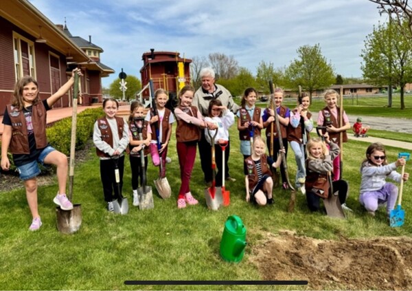 South Lyon Brownie Troop Earns "Tree Promise Badge"