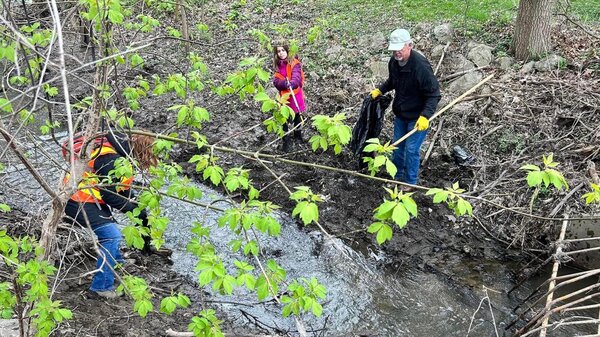 Record Turnout For 19th Annual South Lyon Area Creek Clean-Up