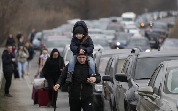 Brighton Business Packing Meals For Ukraine Refugees