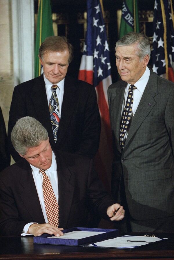 Donald Riegle, Who Represented Michigan in Congress Under 7 Presidents, Dies at 88