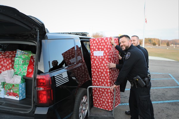 Green Oak Police Support Local Veteran Family Of 7