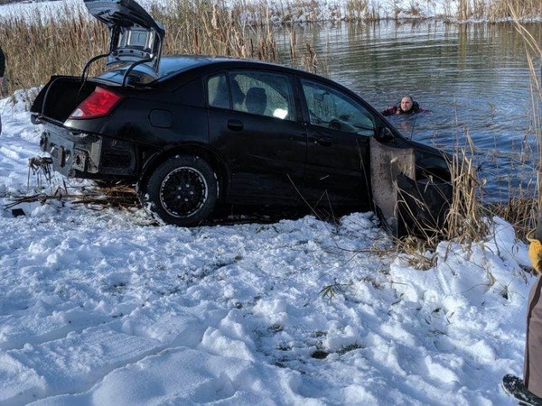 Car Rolls Into Pond As Owner Puts Guns Into Trunk