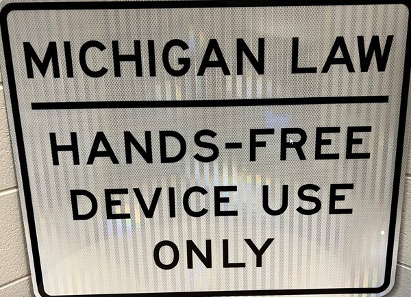 MDOT Installs Hands-Free Signs on Michigan Roadways