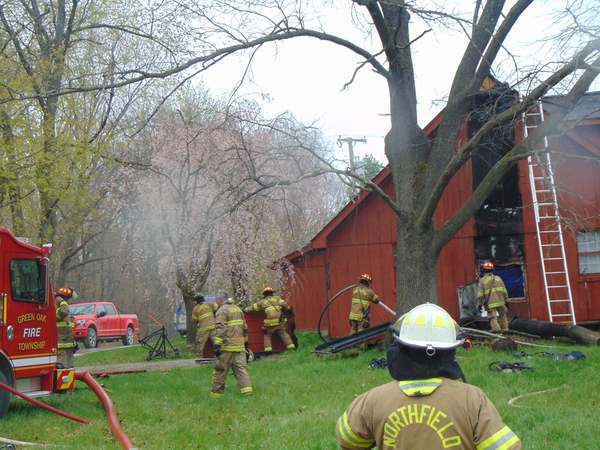 Firefighters Quickly Extinguish Green Oak Chimney Fire